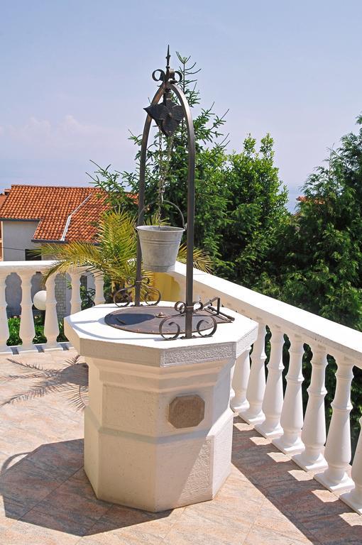Apartments Petricic With Swimming Pool Icici Exterior photo